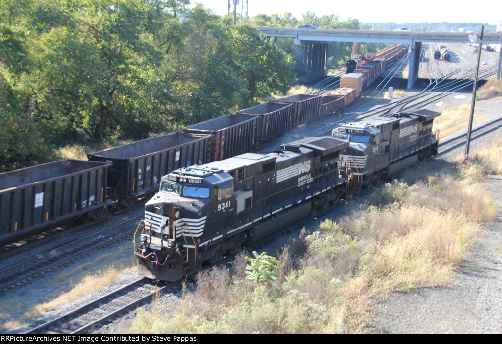 NS 9341 and 9196 make up train H18